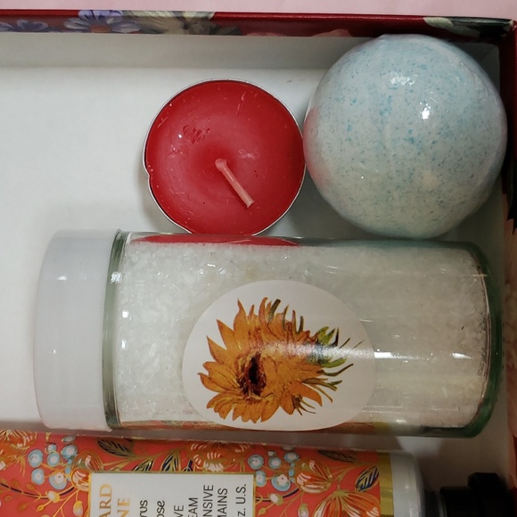 Gift Box with Spa Products - Picture 5 of 7